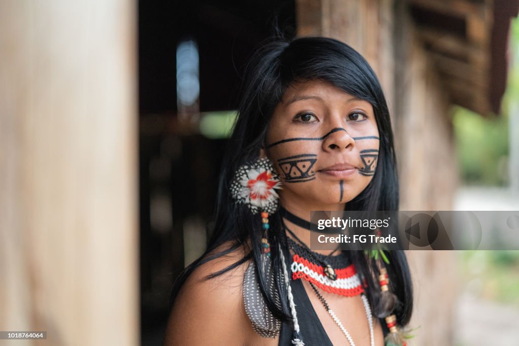 Femme jeune brésilienne indigène, Portrait de l’ethnie Guarani