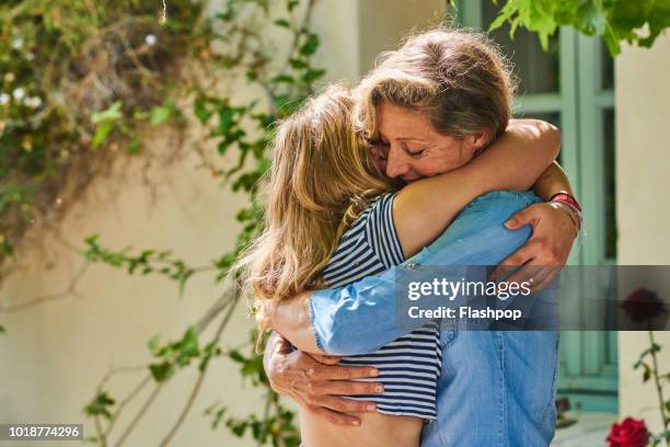 mother and daughter - hug imagens e fotografias de stock