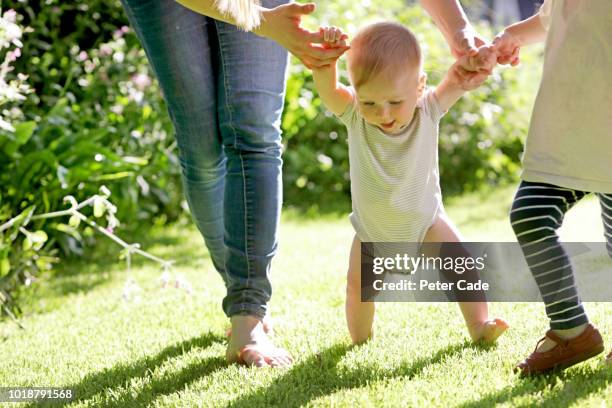 baby learning to walk - regarder vers le bas photos et images de collection