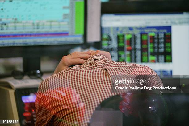 broker with head in hands, trading room - crisi foto e immagini stock