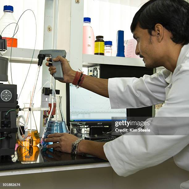 indian biotech, cancer research - india lab stockfoto's en -beelden