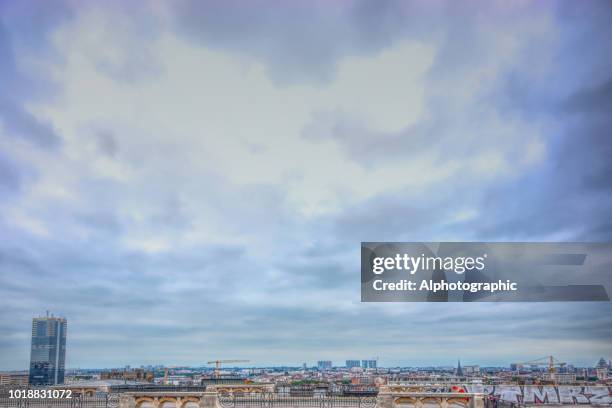 vistas de bruselas desde el palacio de justicia - panorama brussels fotografías e imágenes de stock