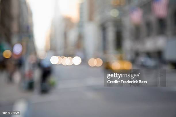 defocused street scene, manhattan, new york city, usa - blurred stockfoto's en -beelden