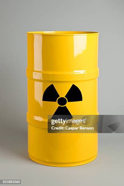 radioactive barrel - sinal de radioatividade imagens e fotografias de stock