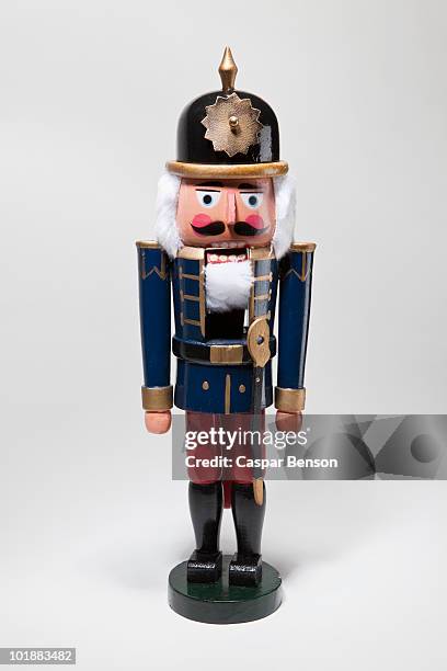 a wooden nutcracker - army soldier toy - fotografias e filmes do acervo