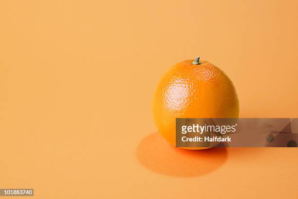 an orange - fond orange photos et images de collection