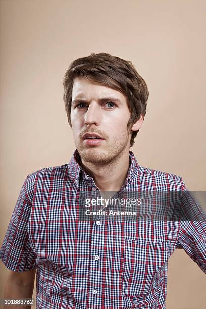 portrait of a man looking confused, studio shot - 懷疑 個照片及圖片檔