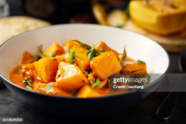 saludable calabaza y curry de alubias - boniato fotografías e imágenes de stock