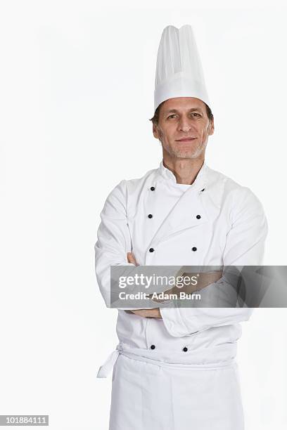 a chef standing with arms crossed, portrait - uniforme de chef fotografías e imágenes de stock