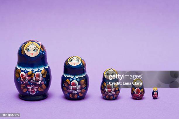 babushka dolls - mamushka fotografías e imágenes de stock