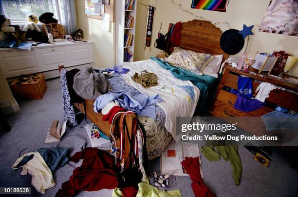 teenager's bedroom with clothes, books and cds thrown around - chambre vide photos et images de collection