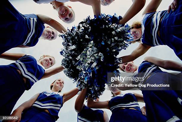 cheerleaders in huddle with pom-poms - ragazza pon pon foto e immagini stock