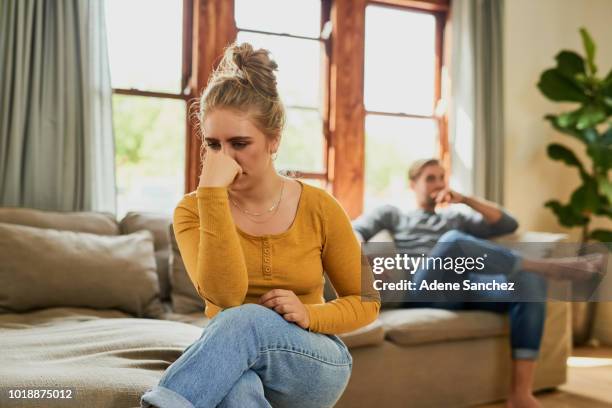 elke relatie heeft zijn ups en downs - menselijke relaties stockfoto's en -beelden