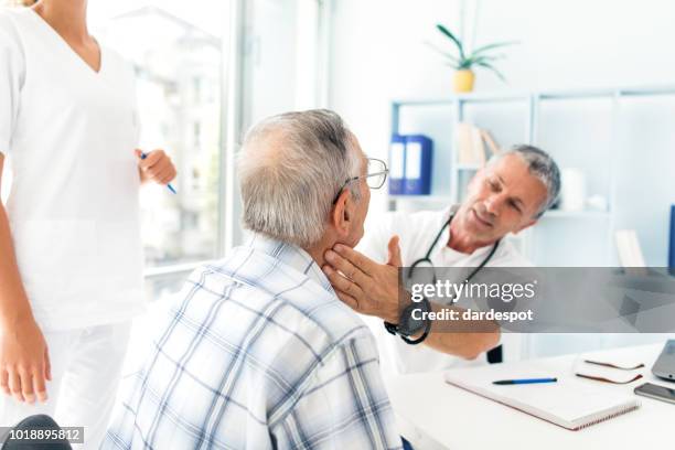 controllo dei linfonodi - tiroide foto e immagini stock