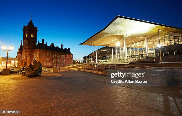 night shot of the senedd and pierhead building. - parliament building stock pictures, royalty-free photos & images