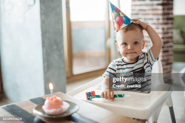 celebración de cumpleaños - bebe 1 a 2 años fotografías e imágenes de stock