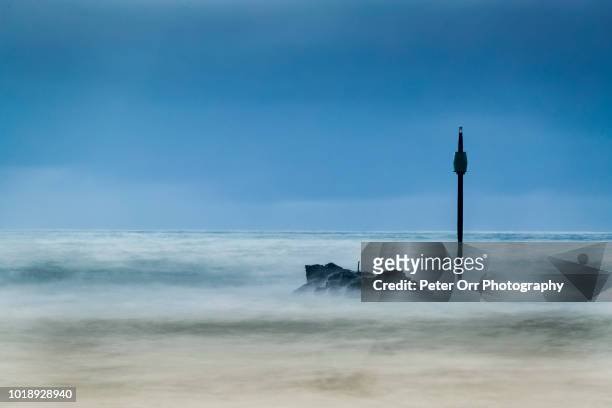 the incoming tide at bude, cornwall - long exposure - bud fotografías e imágenes de stock