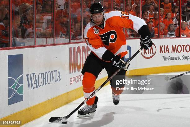 Jeff Carter of the Philadelphia Flyers handles the puck against the Chicago Blackhawks in Game Four of the 2010 NHL Stanley Cup Final at Wachovia...