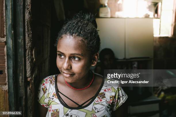 brasilianisches mädchen zu hause - slum stock-fotos und bilder