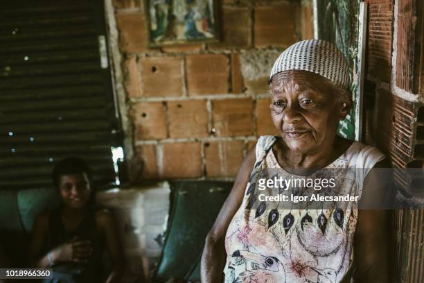 mulher velha e o neto em casa, rio de janeiro, brasil - humility - fotografias e filmes do acervo
