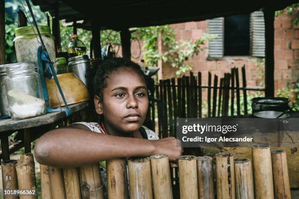 brasilianisches mädchen bei ihr zu hause in der küche - slum stock-fotos und bilder