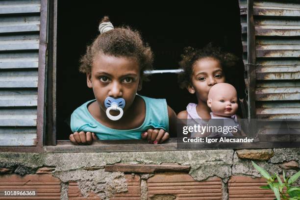 crianças brasileiras na janela - humility - fotografias e filmes do acervo