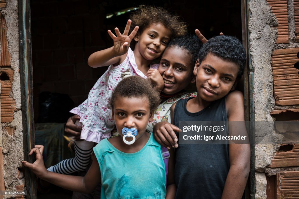Crianças brasileiras em casa, estado do Rio de Janeiro
