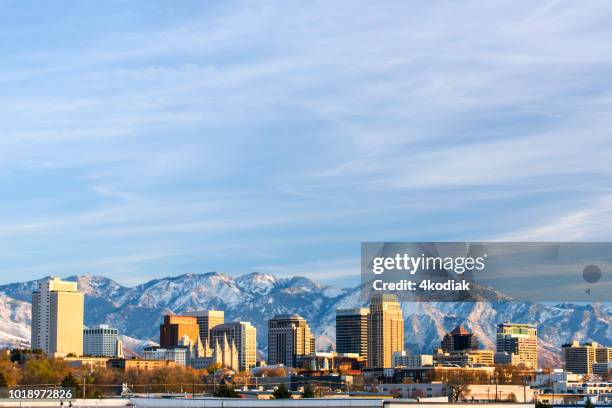 salt lake city mit schnee bedeckt berg - utah stock-fotos und bilder