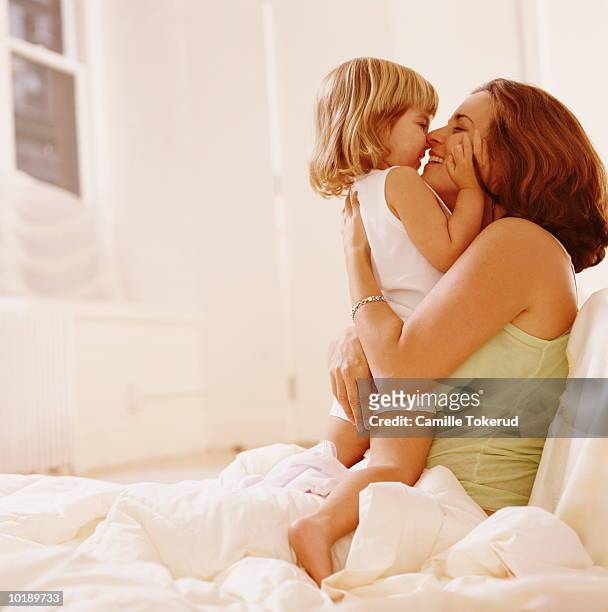mother and daughter (2 years) hugging in bed - 2 3 years stock pictures, royalty-free photos & images