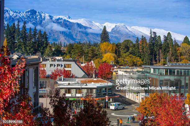 the beautiful colors of downtown queenstown in the fall. - otago stock-fotos und bilder