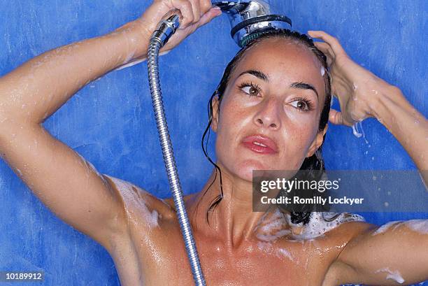 woman in shower, close-up - se laver les cheveux photos et images de collection