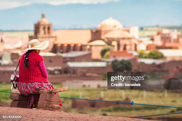 boliviaanse vrouw in tiwanaku bolivia - ruïnes van tiahuanaco stockfoto's en -beelden