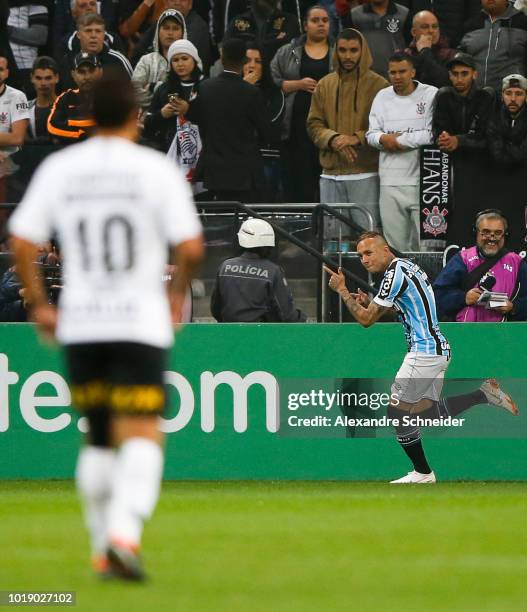 Cicero of Gremio celebrates after scoring their first goal during the match against Gremio for the Brasileirao Series A 2018 at Arena Corinthians...