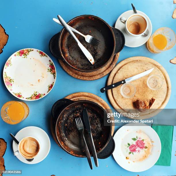 directly above view of dirty plates and dishes on the table after delicious brunch in a cafe - geschirr vintage stock-fotos und bilder