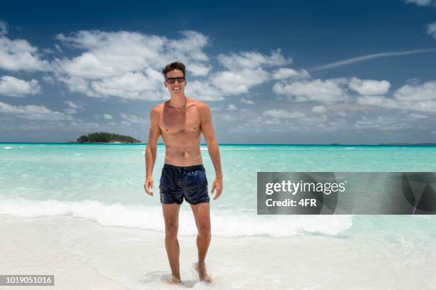 man op het witte zand strand, whitsunday islands, queensland, australië - swimsuit stockfoto's en -beelden