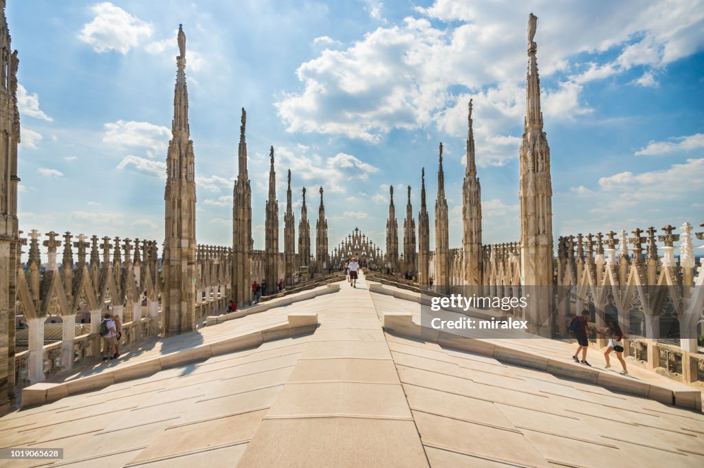 Touristen entdecken Dach der Kathedrale von Mailand - Duomo di Milano