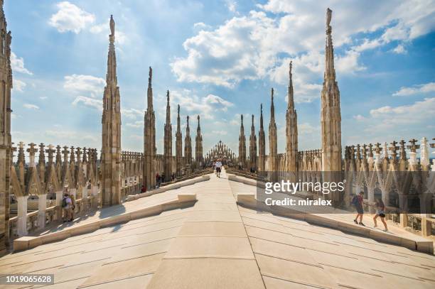 touristen entdecken dach der kathedrale von mailand - duomo di milano - pinnacle stock-fotos und bilder
