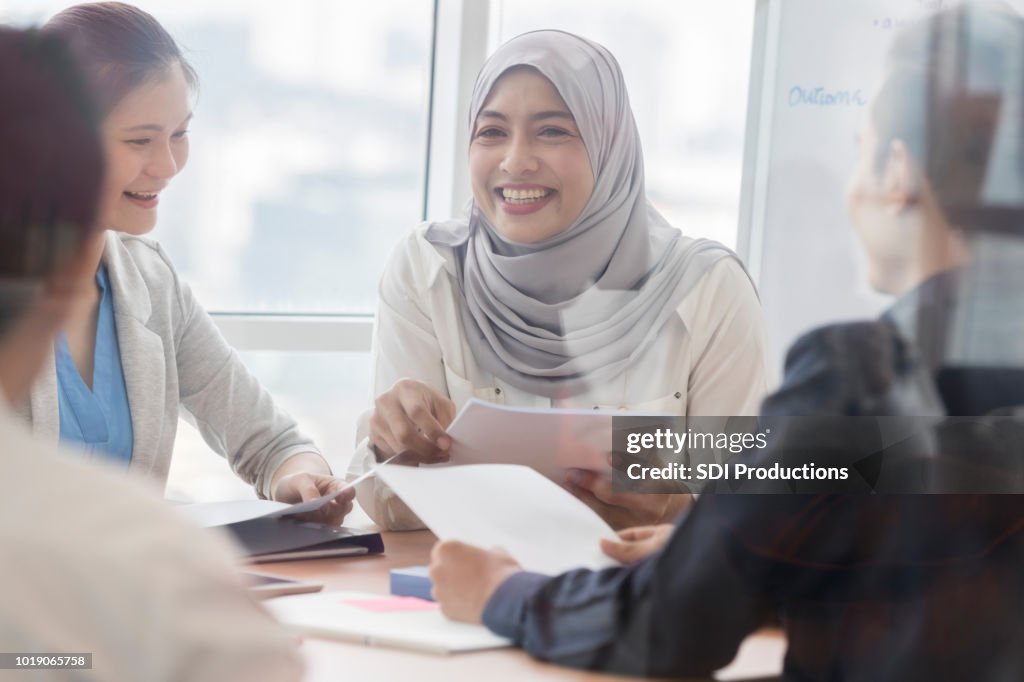 Allegra imprenditrice offre presentazione ai clienti