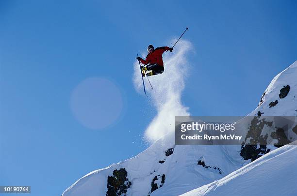 male downhill skier jumping, low angle view, sun valley, idaho, usa - freestyle skiing - fotografias e filmes do acervo