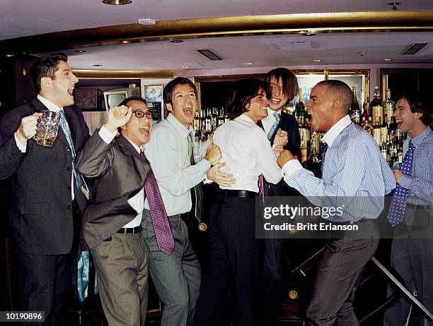 businessmen at bar cheering - fête au bureau photos et images de collection