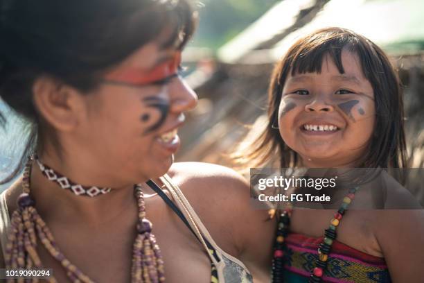 retrato de indígenas hermanas brasileñas de tupi guaraní etnia - amazonia fotografías e imágenes de stock