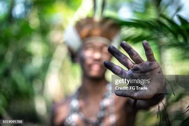 indigène brésilienne jeune homme faire une main gesticulant - de l’ethnie guarani - foret amazonienne photos et images de collection
