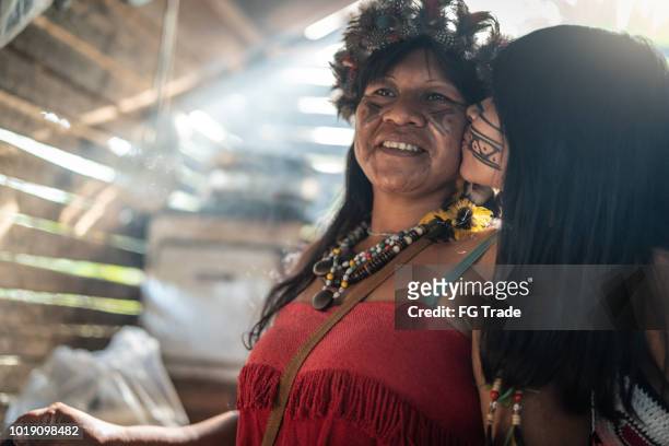 先住民族のブラジル人の母と娘の肖像画、小屋のトゥピ族グアラニー語民族から - マトグロッソドスル州 ストックフォトと画像