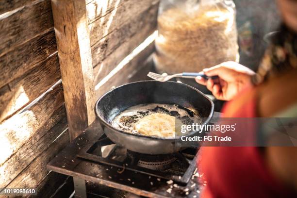 inhemska brasiliansk kvinna matlagning ”xipa”, från guarani etnicitet - indian food bildbanksfoton och bilder