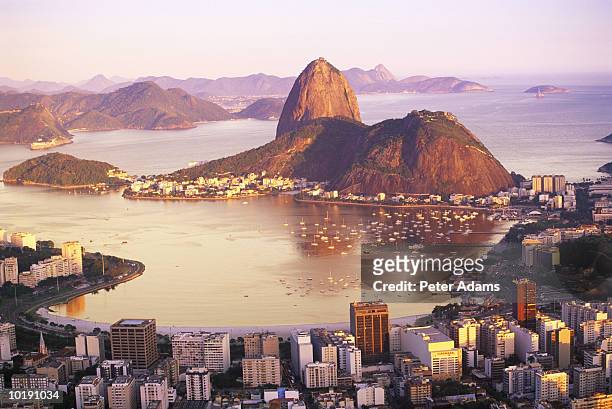 brazil, rio de janeiro, cityscape with sugarloaf mountain prominent - rio de janeiro photos et images de collection