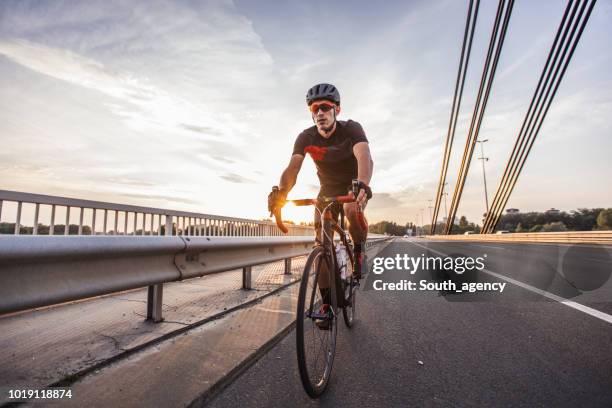 sports man riding bicycle - bicicleta de corrida imagens e fotografias de stock
