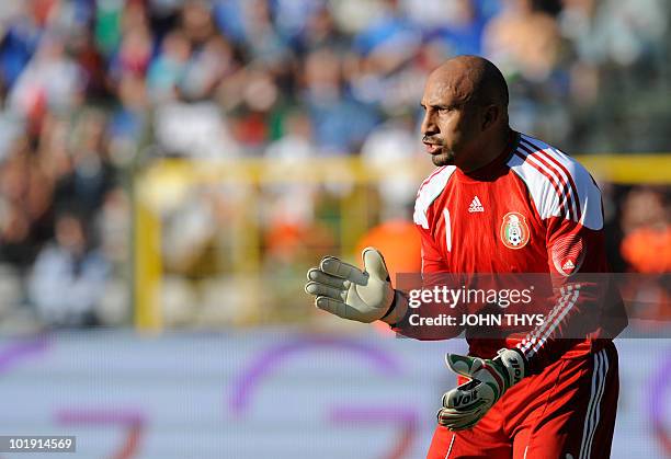 Mexico's goalkeeper Oscar Perez shouts instructions tat his players during a friendly football match against Italy on June 3, 2010 at the Heysel...