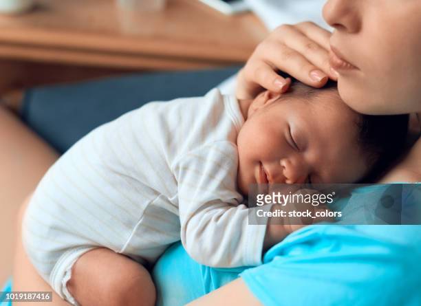 sover så bra - mother sleeping baby bildbanksfoton och bilder