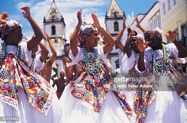 brazil, salvador, female dancers in street clapping - culturen stockfoto's en -beelden