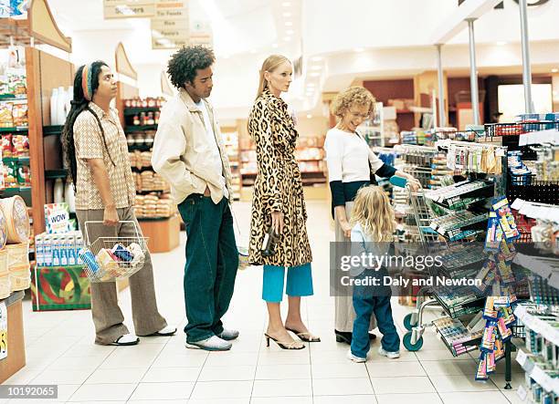 customers in supermarket queue - kasse supermarkt stock-fotos und bilder